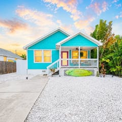 3BR/2BA Beach House-Full Kitchen, King Bed, 4 TVs!
