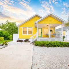 3BR/2BA Beach House! Sleeps 9 w/ 2 Living rms-W/D!