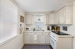 Prime Uptown Location! 2br charming historic home!