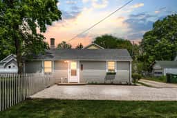 ★Uptown Maumee Renovated Cottage by the River★