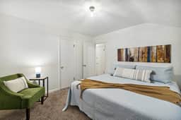 Clean & Chic 3br w/ King bed! Fenced yard & Garage