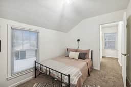 Clean & Chic 3br w/ King bed! Fenced yard & Garage