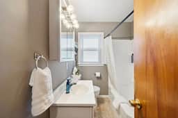 Cheerful & Clean 2br by TCC & Zoo! Fenced yard!