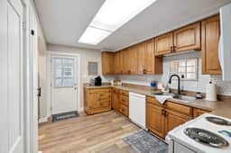 Nautical abode Uptown Maumee by River-BLUE Side!