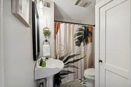 Boho abode Uptown Maumee by River-GREEN Side!