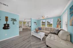 3BR/2BA Beach House-Full Kitchen, King Bed, 4 TVs! - Image 5