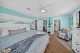 3BR/2BA Beach House-Full Kitchen, King Bed, 4 TVs! - Image 4