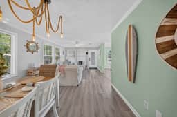 3BR/2BA Beach House-Full Kitchen, King Bed, 4 TVs! - Image 3