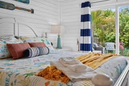 3BR/2BA Beach House-Tiki Bar! King ensuite w/ deck - Image 4
