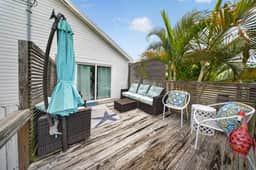 3BR/2BA Beach House-Tiki Bar! King ensuite w/ deck - Image 5