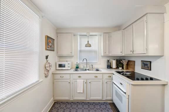 Prime Uptown Location! 2br charming historic home!