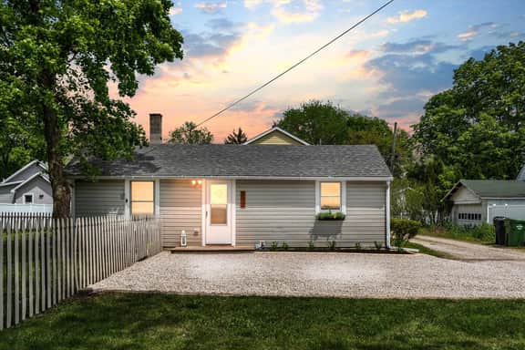 ★Uptown Maumee Renovated Cottage by the River★