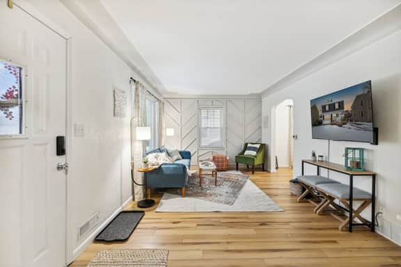 Clean & Chic 3br w/ King bed! Fenced yard & Garage