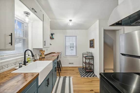 Clean & Chic 3br w/ King bed! Fenced yard & Garage