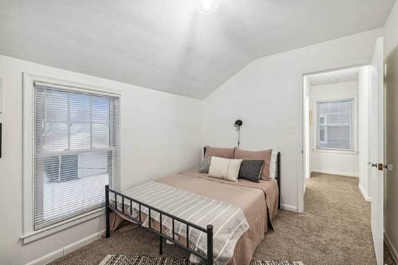 Clean & Chic 3br w/ King bed! Fenced yard & Garage