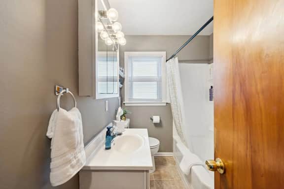 Cheerful & Clean 2br by TCC & Zoo! Fenced yard!