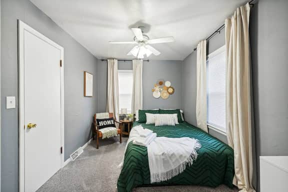 Cheerful & Clean 2br by TCC & Zoo! Fenced yard!