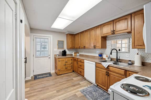Nautical abode Uptown Maumee by River-BLUE Side!