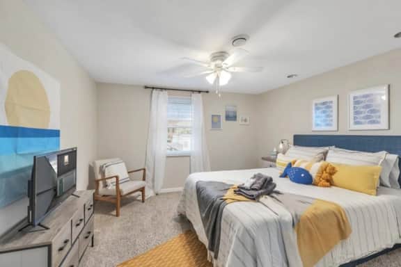 Best location in Uptown Maumee! King Bed-W/D-3TVs!