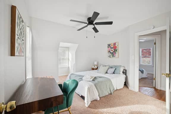 Appealing 2br Cape Cod w/ bonus rm & fiber Wi-Fi!