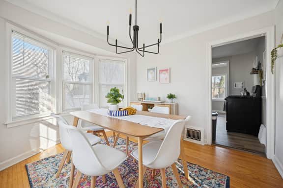 Appealing 2br Cape Cod w/ bonus rm & fiber Wi-Fi!