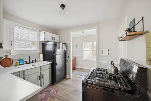 Appealing 2br Cape Cod w/ bonus rm & fiber Wi-Fi!