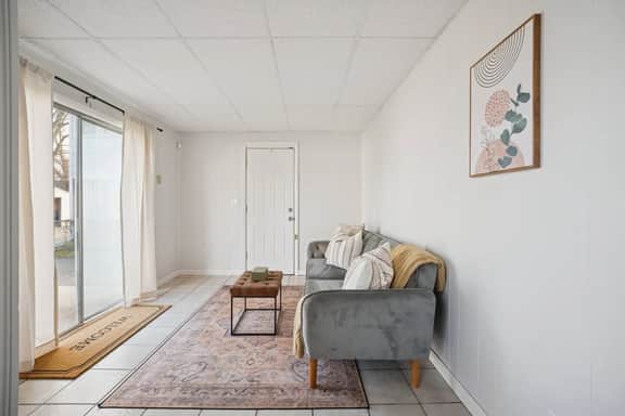 Appealing 2br Cape Cod w/ bonus rm & fiber Wi-Fi!