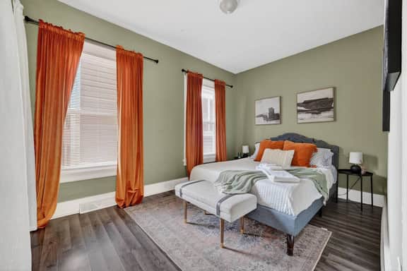Downtown Rossford/Toledo Restored Arts&Crafts Home