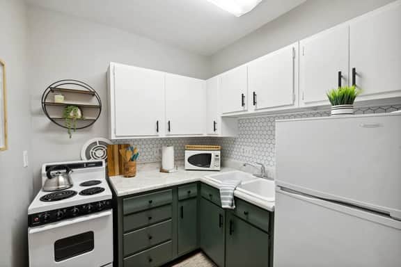 Boho abode Uptown Maumee by River-GREEN Side!
