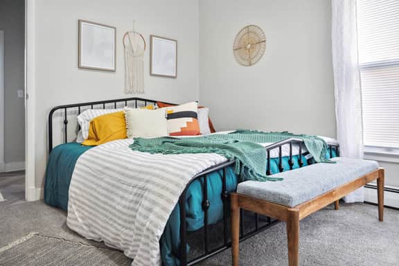 Boho abode Uptown Maumee by River-GREEN Side!