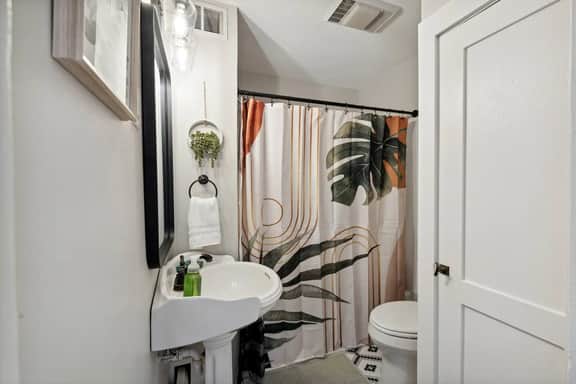 Boho abode Uptown Maumee by River-GREEN Side!