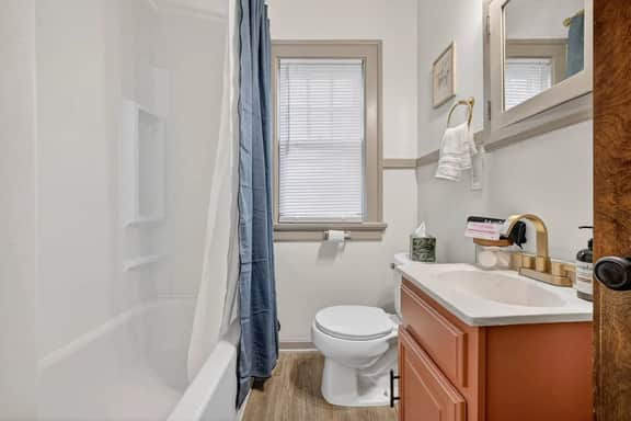 1br apt - heart of Uptown Maumee w/ Fiber WiFi. #3
