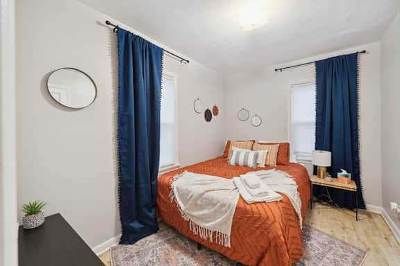 Calming & Relaxing 2br Bungalow near UT, Tol Hosp.