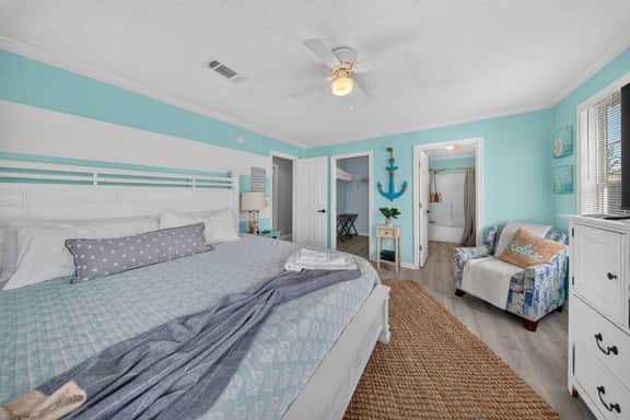 3BR/2BA Beach House-Full Kitchen, King Bed, 4 TVs! - Image 4