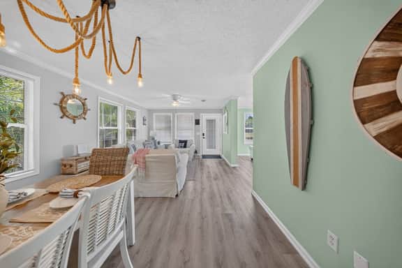 3BR/2BA Beach House-Full Kitchen, King Bed, 4 TVs! - Image 3