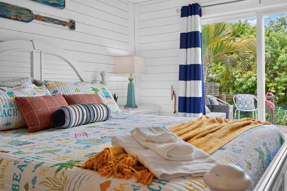 3BR/2BA Beach House-Tiki Bar! King ensuite w/ deck - Image 4