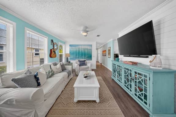 3BR/2BA Beach House-Tiki Bar! King ensuite w/ deck - Image 2