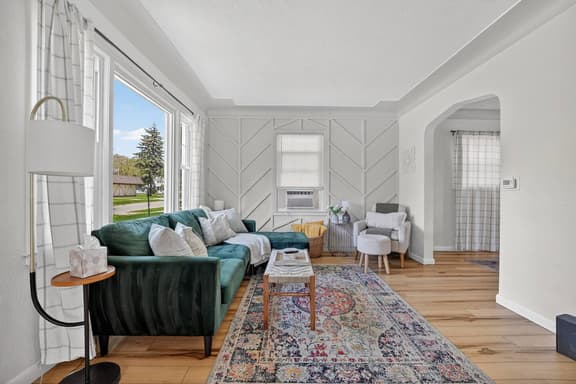 Clean & Chic 3br w/ King bed! Fenced yard & Garage
