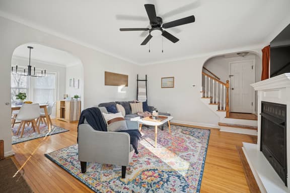Appealing 2br Cape Cod w/ bonus rm & fiber Wi-Fi!
